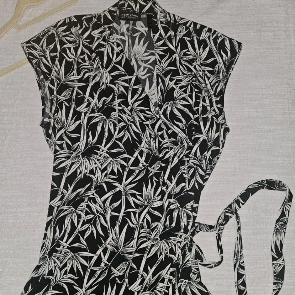 New York & Company Black and White Palm-Leaf Dress - Picture 4 of 5